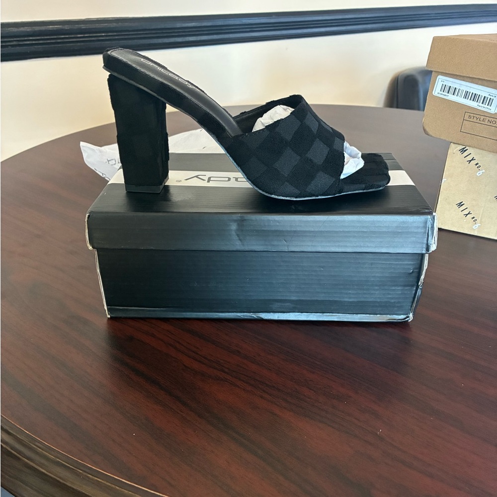 Chic Black Women's Block Heel Sandals - Picture 3 of 4